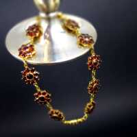 Romantisches Blüten Armband in Gold mit vielen Granatsteinen