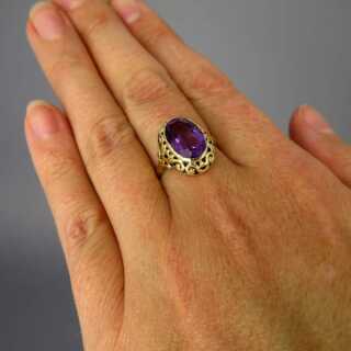 Einzigartiger Damen Ring mit durchbrochenem Design in Gold mit Amethyst