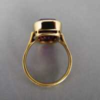 Goldener Ring mit einem sehr großem Amethyst