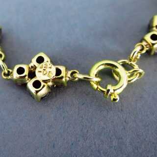 Zartes Armband für Damen in Gold mit Blüten aus Granatsteinen