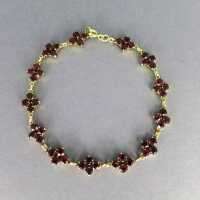 Zartes Armband für Damen in Gold mit Blüten aus Granatsteinen