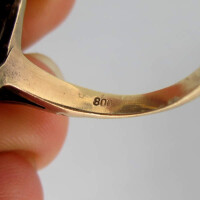Prächtiger Ring mit Granatsteinen in silber und gold