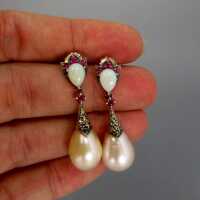 Lange vintage Ohrringe mit Opalen, Perlen und Rubinen in...