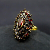 Navettenförmiger vintage Damen Ring in Gold mit schönen Granatsteinen
