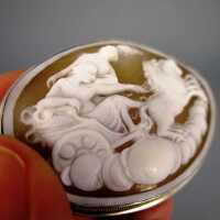 Antike Brosche mit Muschel Kamee gefasst in Silber Darstellung der Göttin Aurora
