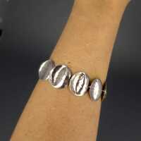 Designer Armband in Silber von Perli Schwäbisch Gmünd hand gehämmert