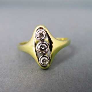 Eleganter Damen Ring in Gold mit drei großen Brillanten in Zargenfassungen