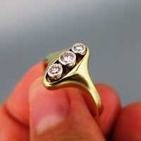 Eleganter Damen Ring in Gold mit drei Brillanten in Zargenfassungen