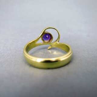 Sehr schöner Damen Ring in Gold mit einem runden Amethysten abstraktes Design