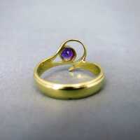 Beautiful vintage ladys ring gold with a round amethyst floral abstract design