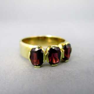 Herrlicher Damen Ring in Gold mit drei prächtigen dunkelroten Turmalinen vintage