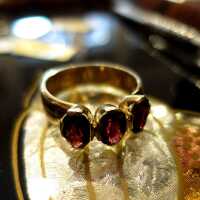 Gorgeous ladys gold ring with three beautiful deep red tourmaline vintage