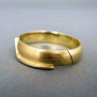 Beautiful gold band ring for women and men elegant with timeless design