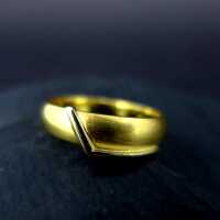 Beautiful gold band ring for women and men elegant with timeless design