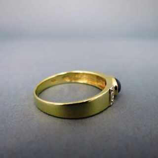 Schöner Gold Damen Ring mit prächtigem Saphir Cabochon und Brillantsplittern