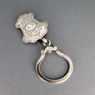 Antiker Schlüsselring mit Gürtelhalter in Silber reiches eingraviertes Dekor 