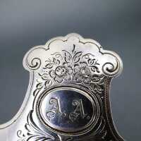 Antique key ring with belt holder in massive silver with engraved decor
