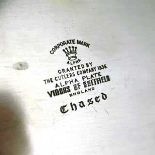 Großes ovales Galerietablett ziseliert Viners of Sheffield Cutlers Company 