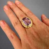 Wonderful and unique Art Deco ladys ring in gold with a huge amethyst stone