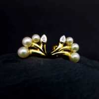 Schöne goldene Ohrstecker abstrakte Fächer Form mit Perlen und Brillanten