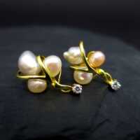 Wunderschöne zarte Ohrstecker in Gold mit barocken Perlen und Brillanten