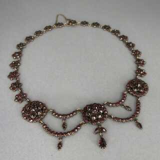Üppiges Collier mit Granatsteinen