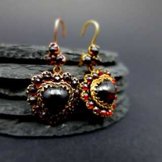 Prächtige herzförmige Ohrringe in Gold mit roten Granatsteinen