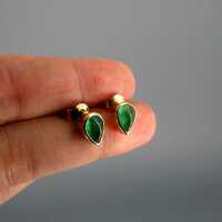 Wonderful drop-shaped stud earrings in gold with chrysoprase cabochons