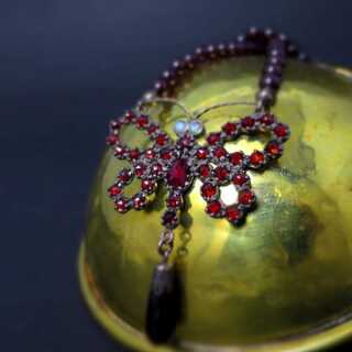 Schönes Schmetterling Collier in Gold und Silber mit Granatsteinen und Opalen