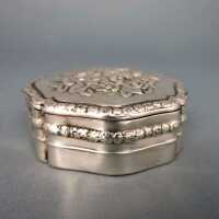 Beautiful pill box in silver and gold with rich floral relief Martin Mayer Mainz