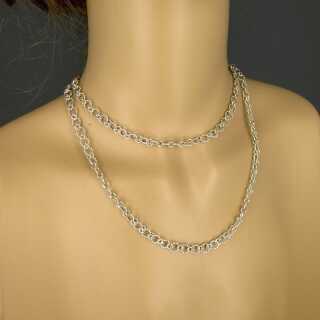 Schöne lange Silberkette für Damen in außergewöhnlichem Design