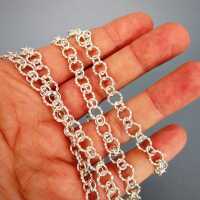 Schöne lange Silberkette für Damen in außergewöhnlichem Design