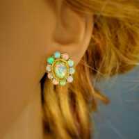Wonderful stud earrings in gold with colorful genuine opals