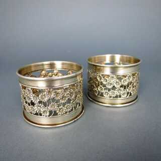 Ein Paar von schönen durchbrochenen Serviettenringen in Silber