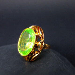 Prächtiger Art Deco Ring in Gold mit einem großen grünen Spinell