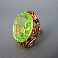 Prächtiger Art Deco Ring in Gold mit einem großen grünen...