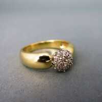 Beautiful gold band ring decorated with a diamond flower