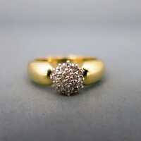 Beautiful gold band ring decorated with a diamond flower