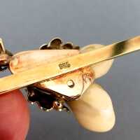 Beautiful folk or hunter brooch with deer teeth in gold mounting