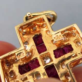 Eleganter Kreuz Anhänger in Gold besetzt mit Rubinen und Brillanten
