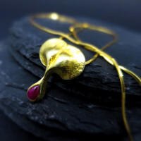 Einzigartiger 14 k Gold Ginkgo Blatt Anhänger mit Rubin und Schlangenkette