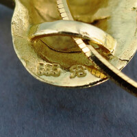 Einzigartiger 14 k Gold Ginkgo Blatt Anhänger mit Rubin und Schlangenkette