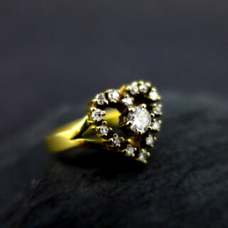 Zauberhafter Verlobungs Ring Herzform in Gold mit zahlreichen Brillanten