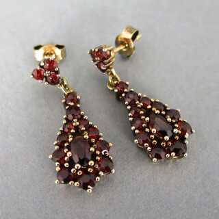 Beautiful drop-shaped stud earrings in gold with deep red garnet stones