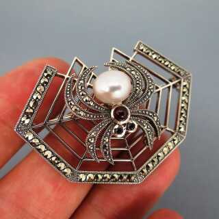 Brosche im Art Deco Stil Spinne mit Netz in Silber mit Perle und Granatsteinen
