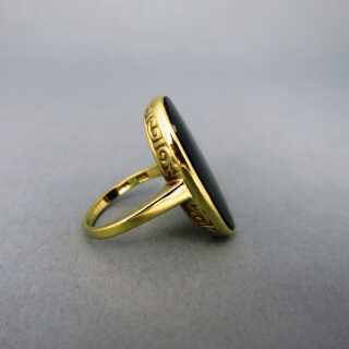 Schöner Gold Ring mit Reliefdekor und einem großen schwarzen Onyxcabochon