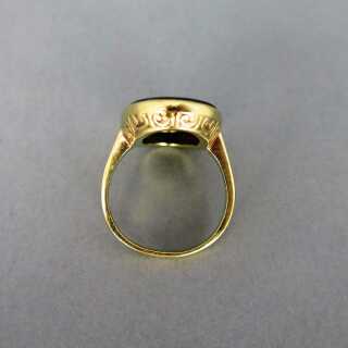 Schöner Gold Ring mit Reliefdekor und einem großen schwarzen Onyxcabochon