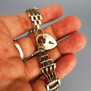 Schönes Glieder Armband in Silber mit Charm Schloss in Herzform aus England