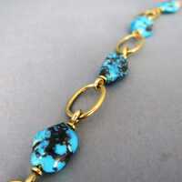 Elegantes Armband in Gold mit natürlichen blauen Türkis Nuggets