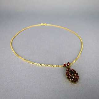 Beautiful gold pendant with red garnets incl. gold chain